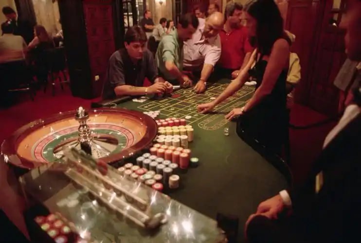 hypebet live bingo game open on a Filipino player's smartphone showing a live bingo card